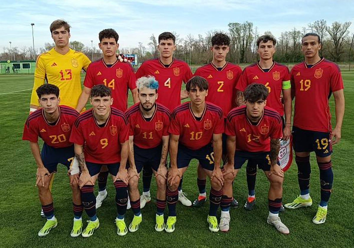 Yanis Senhadji, con el dorsal 19 de España sub 19