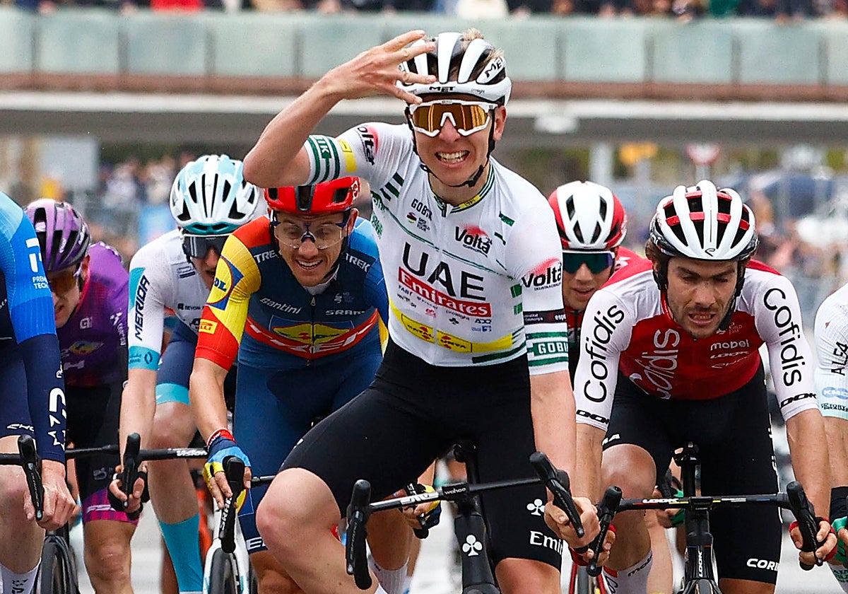 Pogacar celebra su triunfo en la última etapa de la Volta a Cataluña