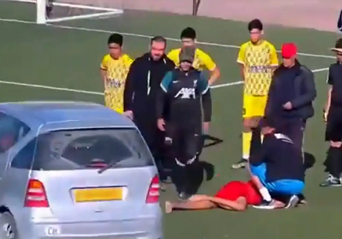 Un automóvil entró en el terreno de juego para trasladar de forma rápida al jugador