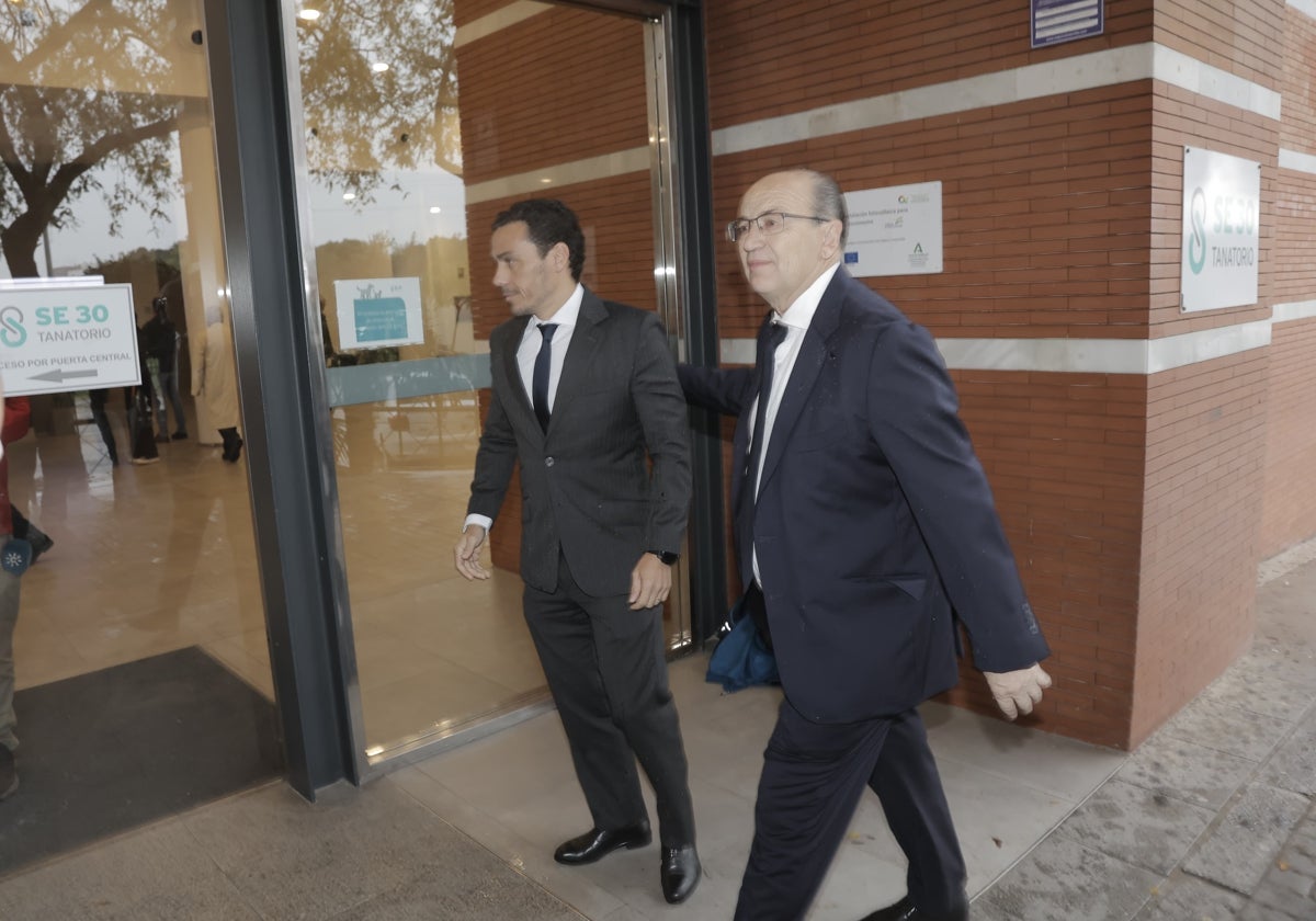 José María Del Nido Carrasco y José Castro, en el tanatorio de la SE-30