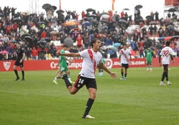 Lulo celebra su gol en el Sevilla Atlético - Betis Deportivo de esta temporada