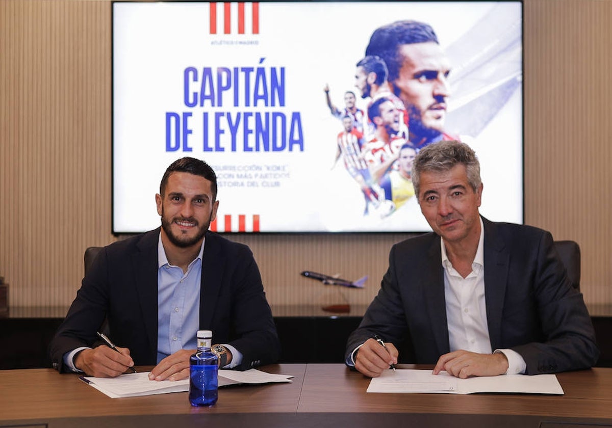 Koke, durante la firma de su nuevo contrato con el Atlético, y Miguel Ángel Gil