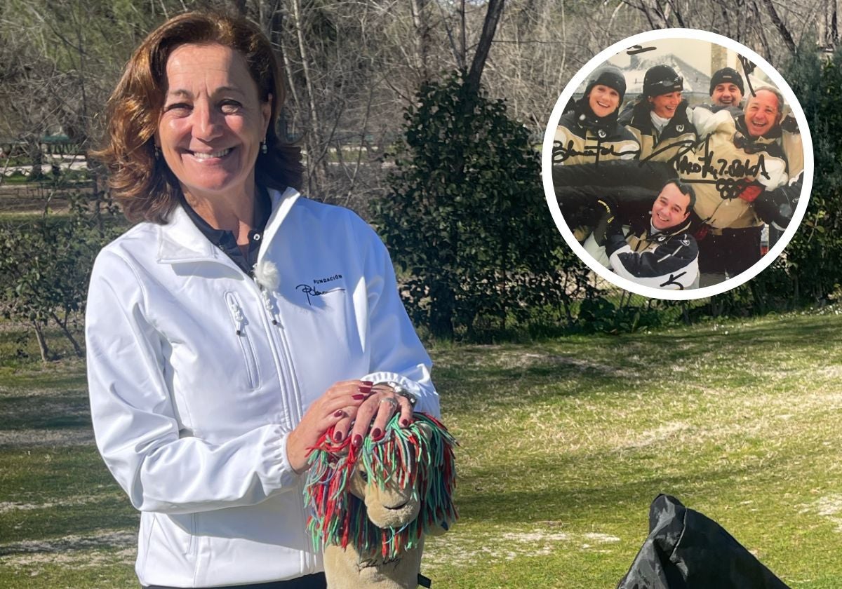 Lola con una funda de 'driver' de golf de Blanca. Arriba, los Fernández-Ochoa en una divertida foto de familia