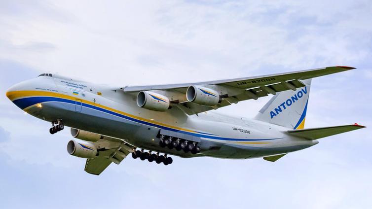 El nuevo AC75 del American Magic ya está en Barcelona, llegando a bordo del gigantesco avión Antonov AN-124