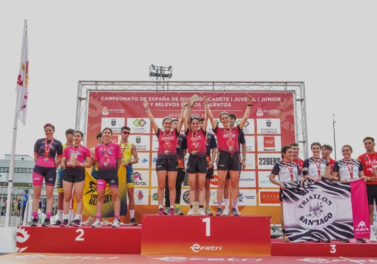 Las integrantes del júnior femenino del Isbilya-Sloppy Joe´s, celebrando el título