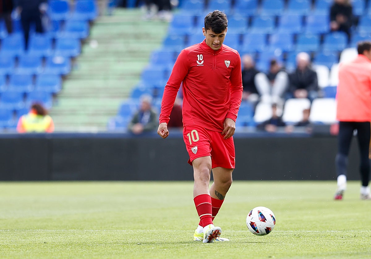 Alejo Véliz, durante el calentamiento del partido ante el Getafe