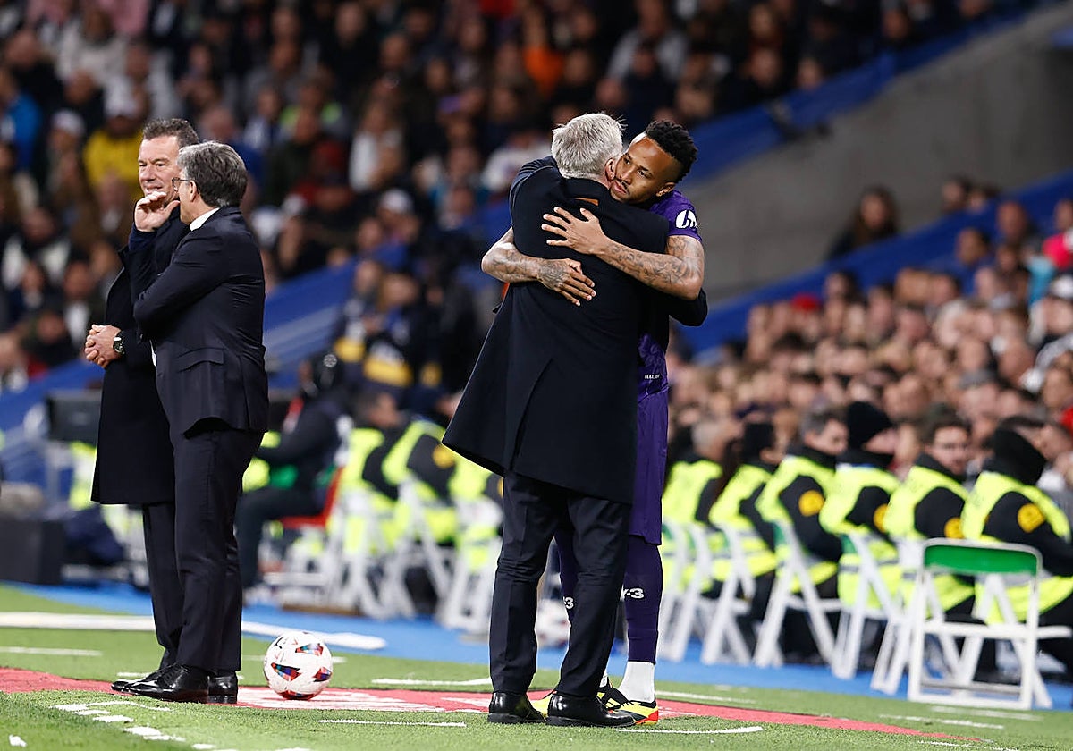 Militao, abrazándose con Ancelotti antes de salir al campo