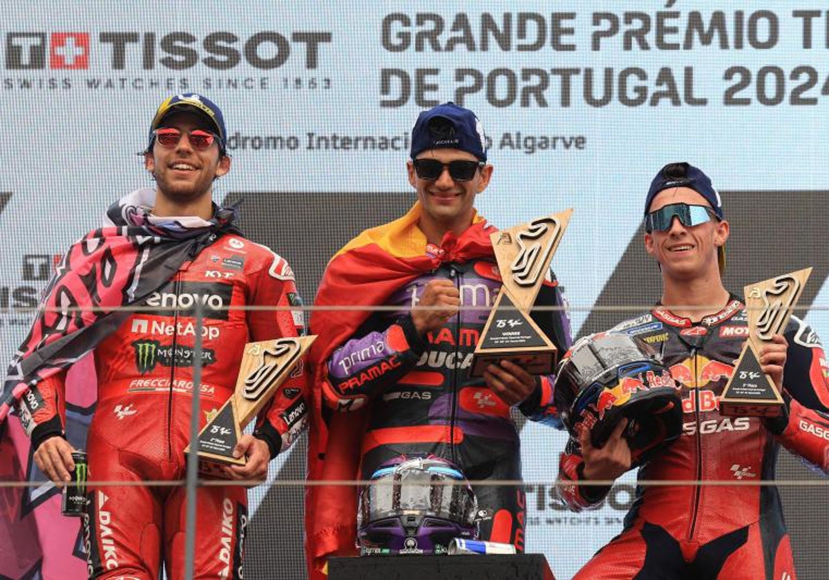 Jorge Martín, Enea Bastiniani y Pedro Acosta en el podio del GP Portugal de MotoGP, el último disputado