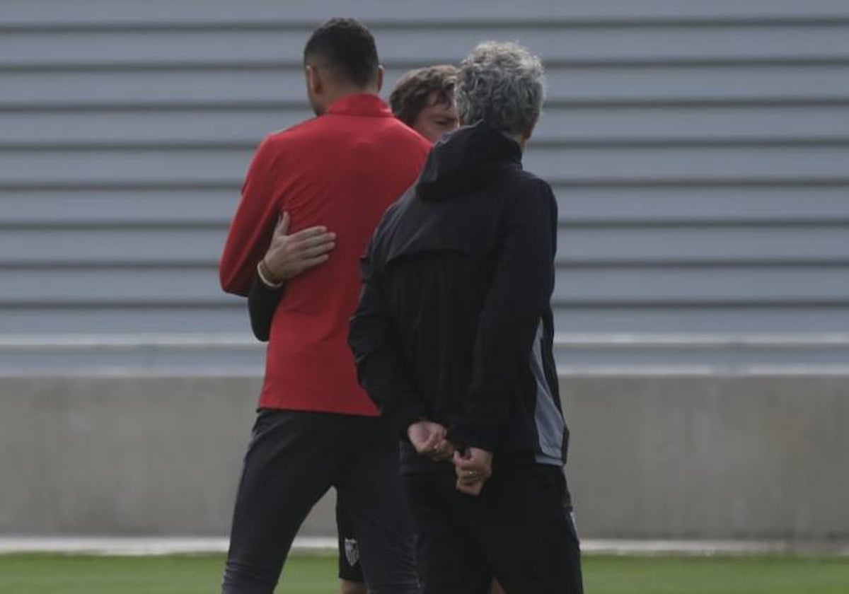 Abrazo entre Quique Sánchez Flores y En-Nesyri en el entrenamiento de este martes