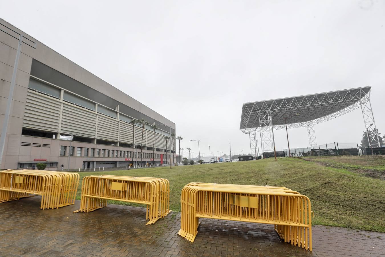 Los aledaños del estadio de La Cartuja presentan numerosos desperfectos