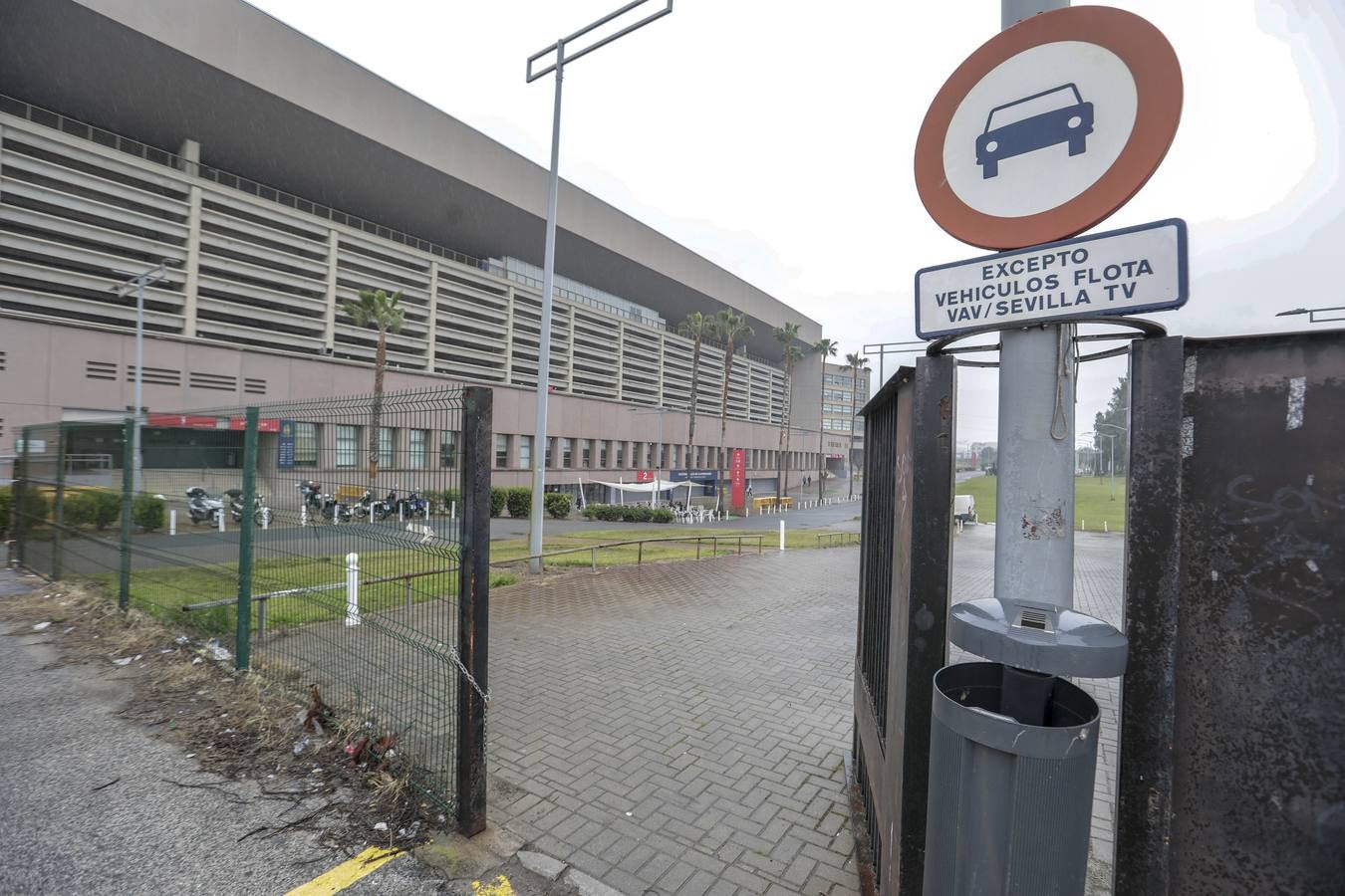 Los aledaños del estadio de La Cartuja presentan numerosos desperfectos