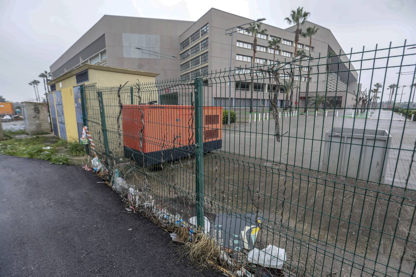 Los aledaños del estadio de La Cartuja presentan numerosos desperfectos