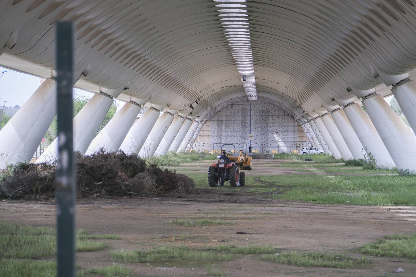 Los aledaños del estadio de La Cartuja presentan numerosos desperfectos