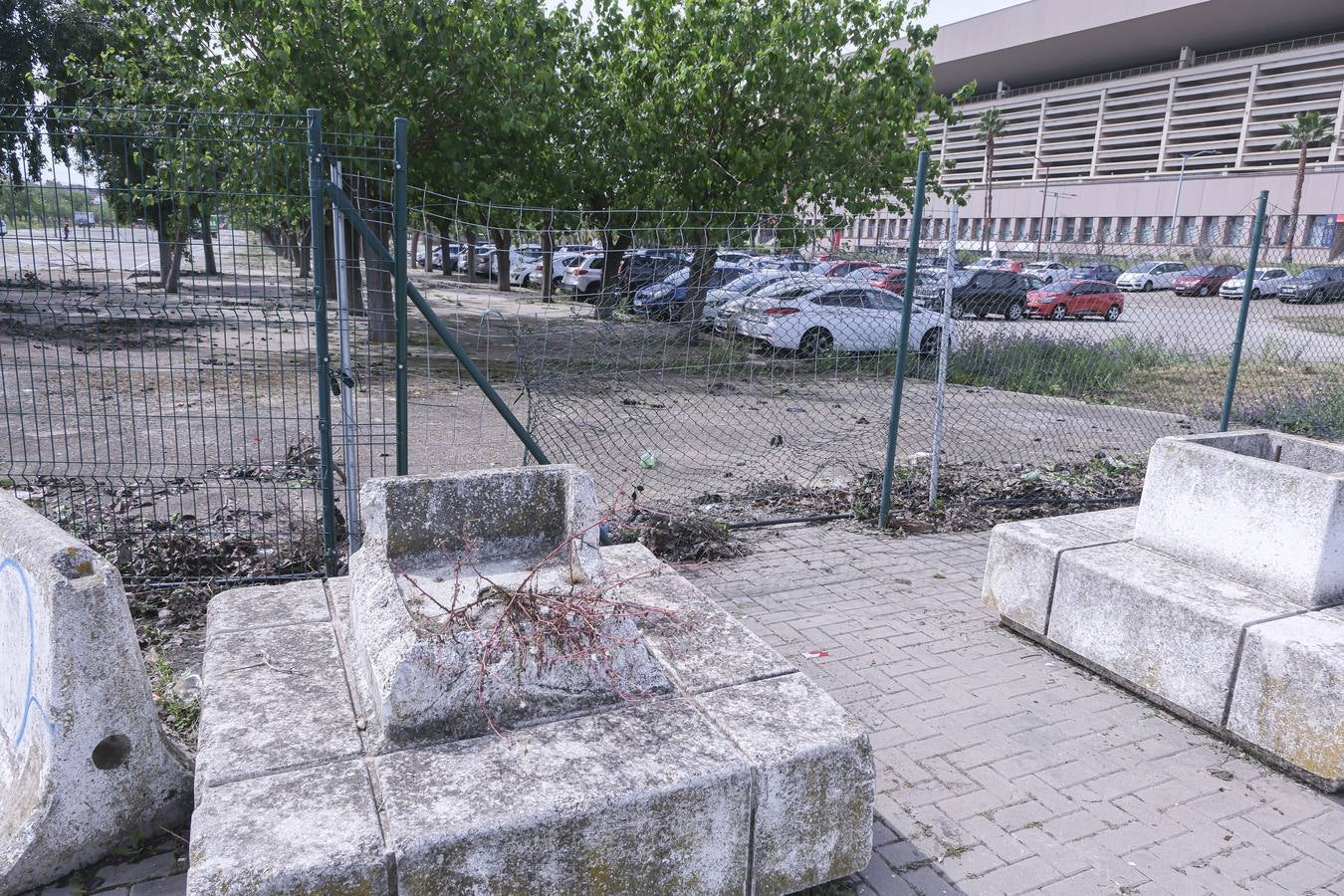Los aledaños del estadio de La Cartuja presentan numerosos desperfectos