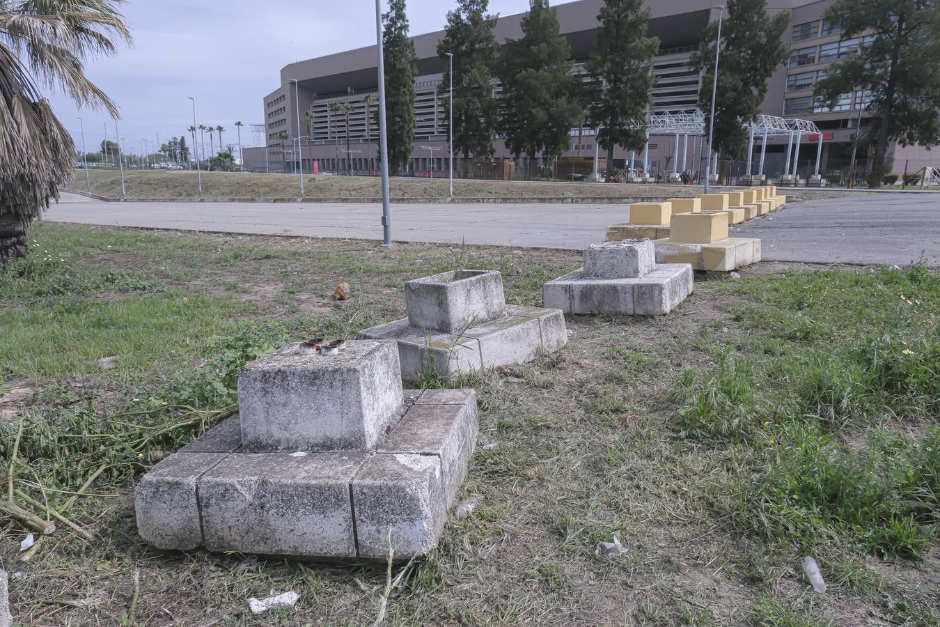 Los aledaños del estadio de La Cartuja presentan numerosos desperfectos