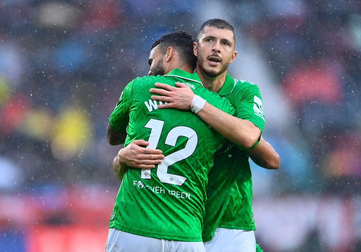 Guido Rodríguez celebra con Willian José su segundo tanto en el Girona - Betis