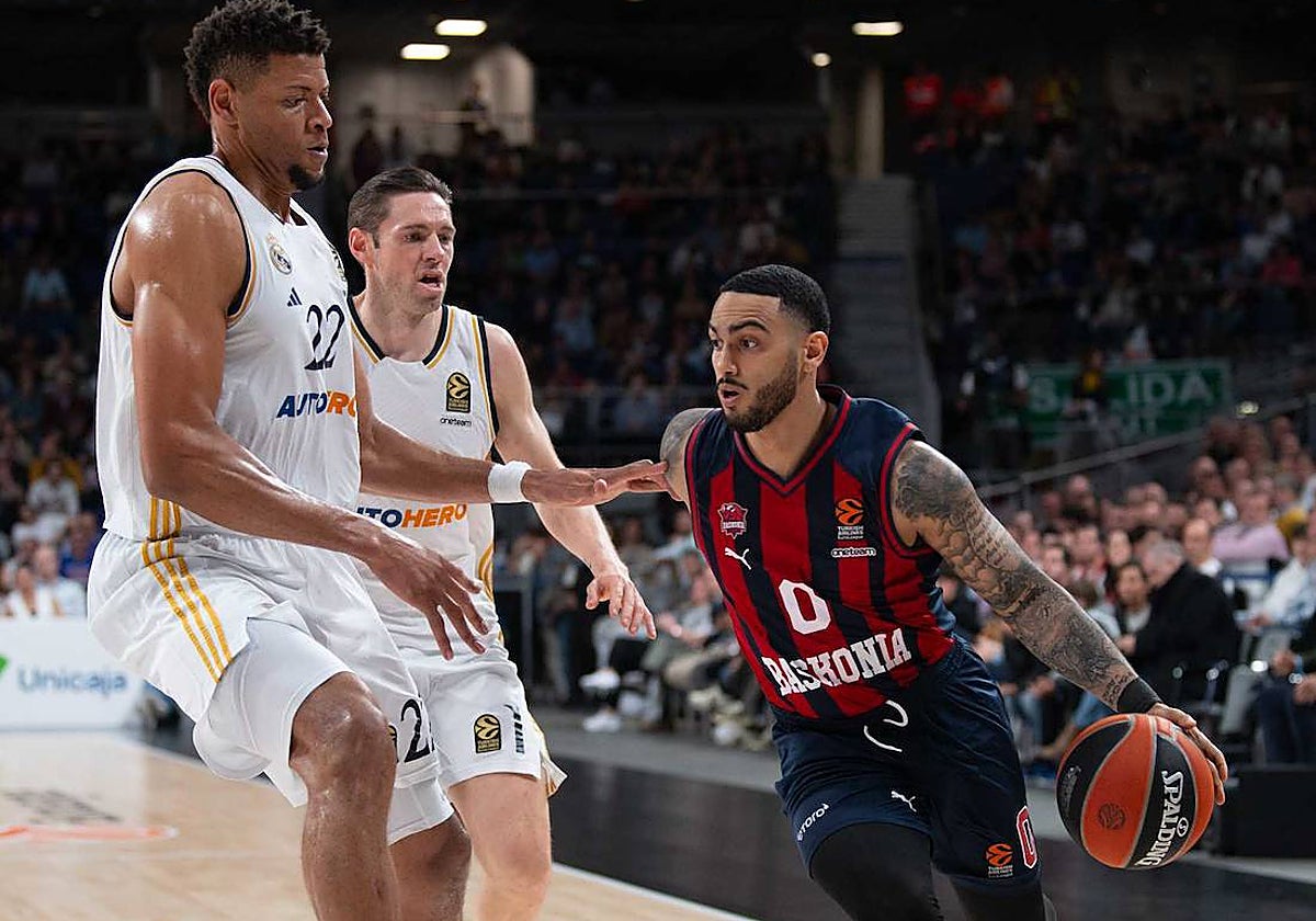 Howard, defendido por Tavares y Causeur