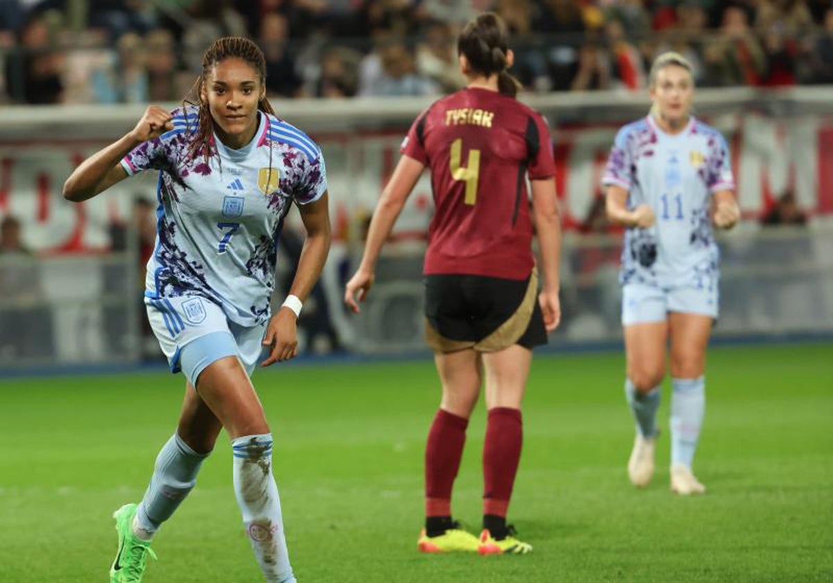 Salma Paralluelo celebra uno de sus tres goles anotados ante Bélgica