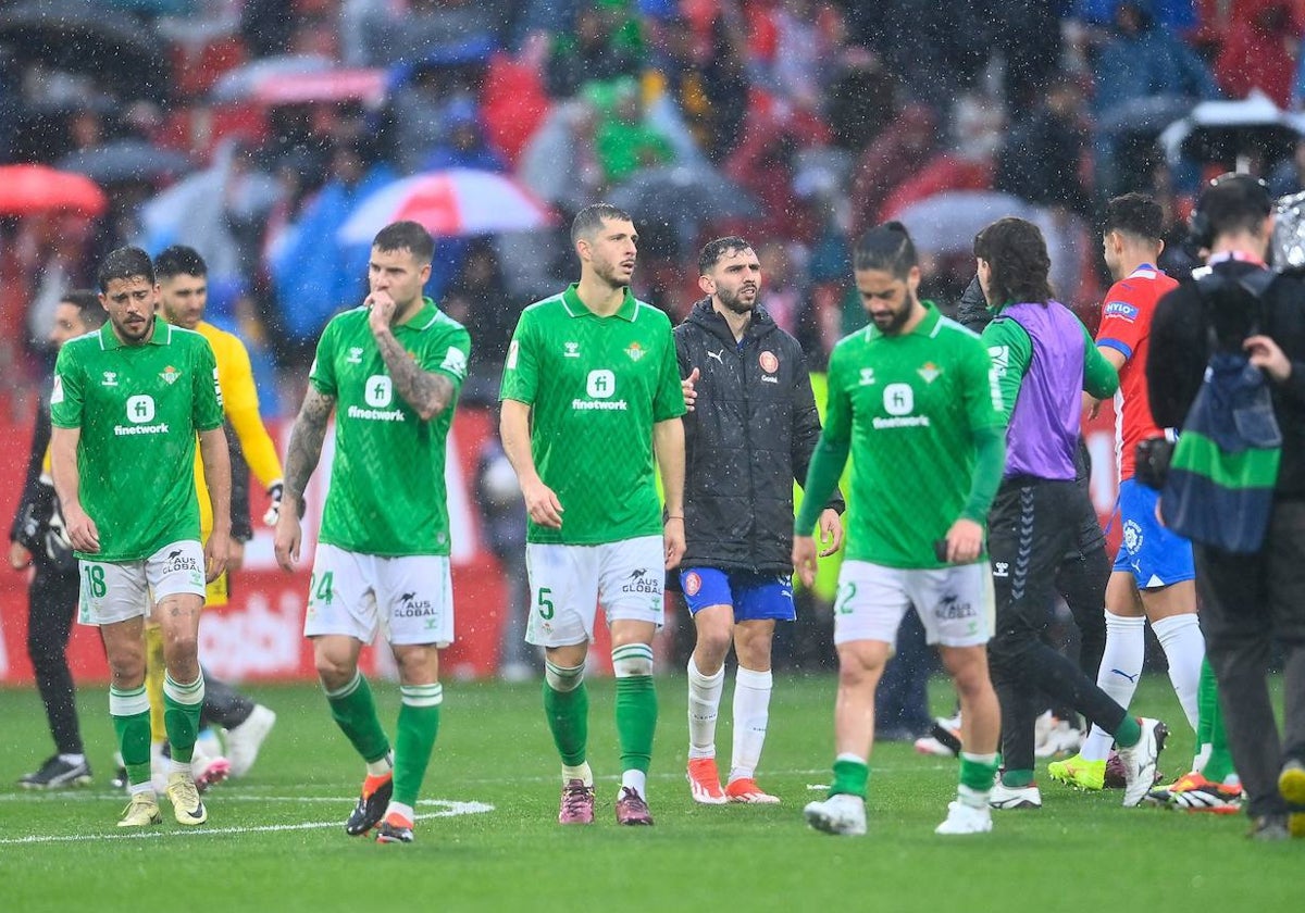 Varios futbolistas del Betis, al finalizar el encuentro ante el Girona de LaLiga 23-24