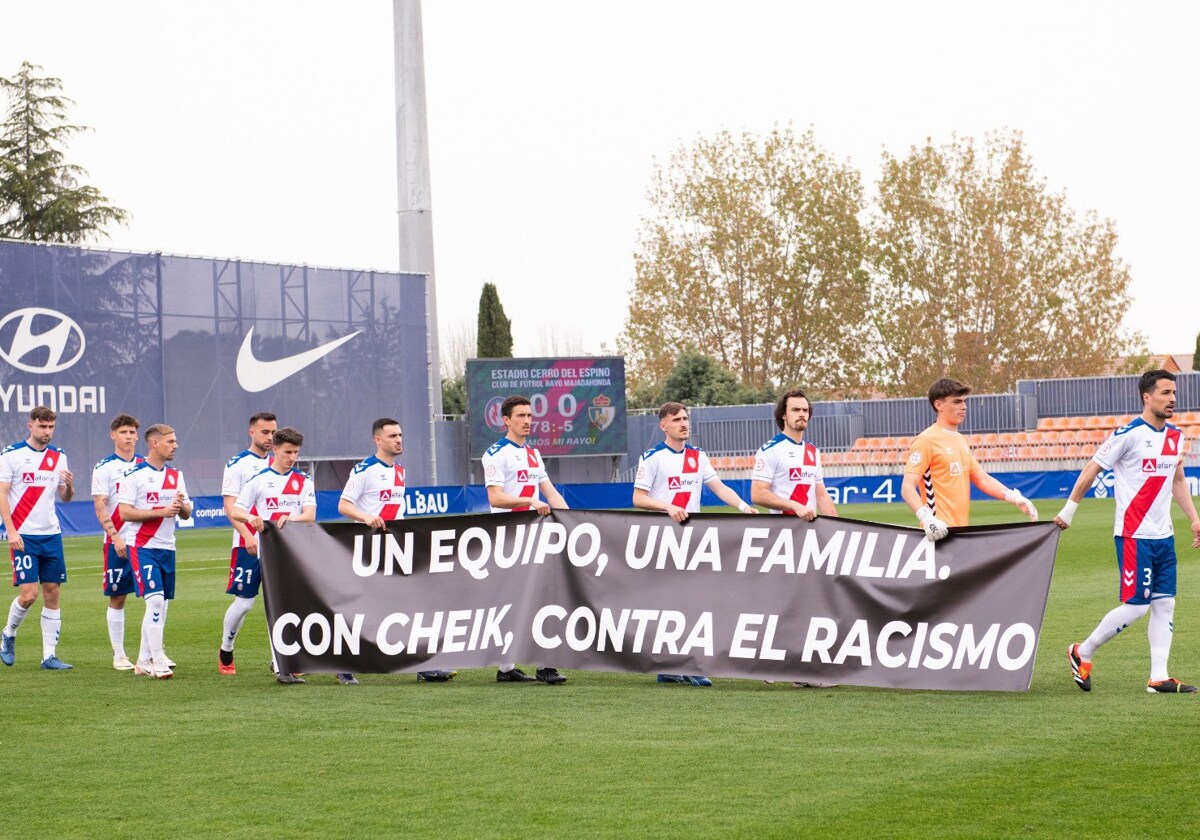 Protesta de los jugadores del Rayo Majadahonda ante la Ponferradina por la  sanción a Cheik Sarr y al club
