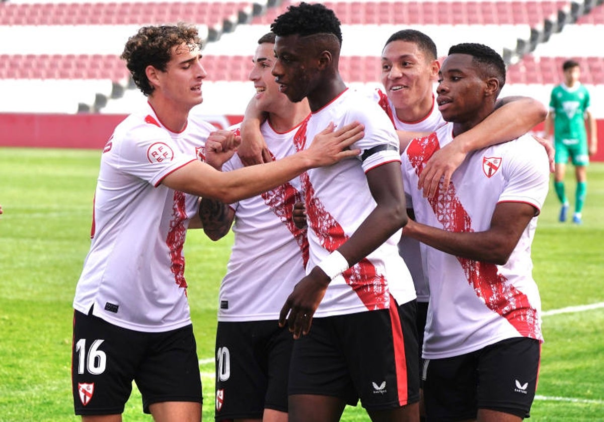 Los jugadores del Sevilla Atlético celebran uno de los goles de la temporada