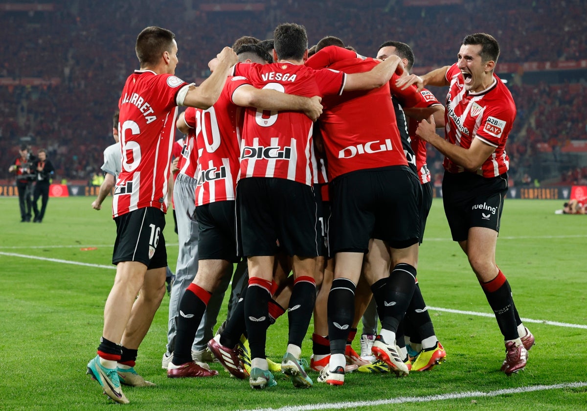Los jugadores del Athletic celebran el título sobre el césped