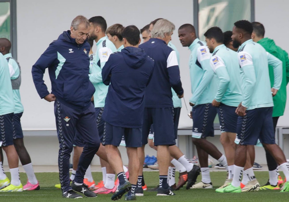 Pellegrini y varios futbolistas, en el inicio de un entrenamiento