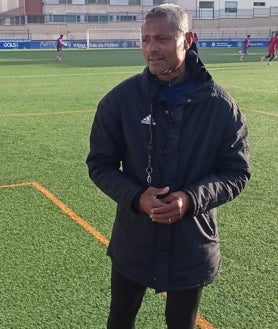 Imagen secundaria 2 - Arriba, una foto de una formación del Vélez CF, una entidad ahora en manos del argentino Pablo Sebastián Nilo, a la izquierda. A la derecha, Catanha, actual entrenador del conjunto de la Axarquía