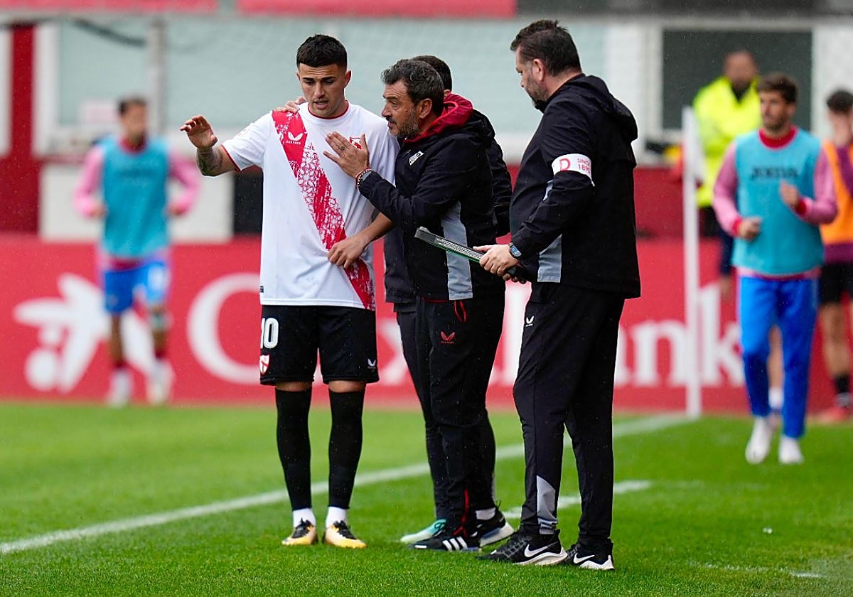 Jesús Galván aconseja a Zarzana antes de que el jerezano salte al campo, ante la mirada del delegado del filial, José Díaz