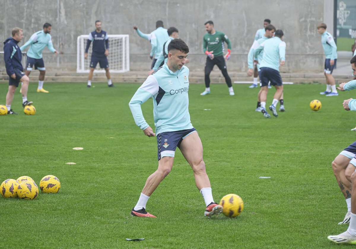 Marc Roca durante un entrenamiento con el Betis