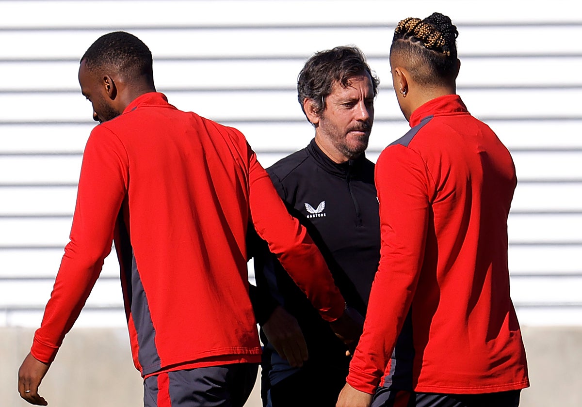 Quique Sánchez Flores saluda en un entrenamiento a Lukebakio y Mariano