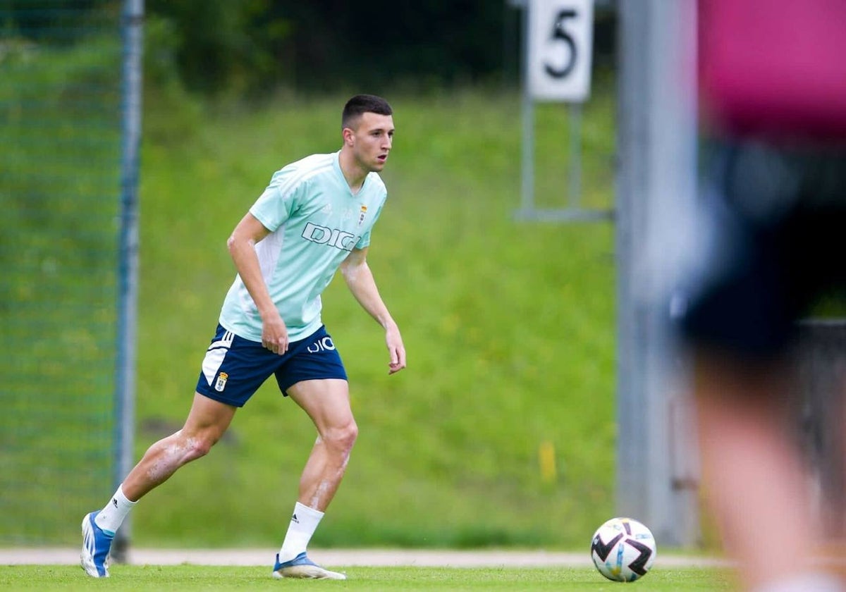 Abel Bretones, en un entrenamiento con el Real Oviedo