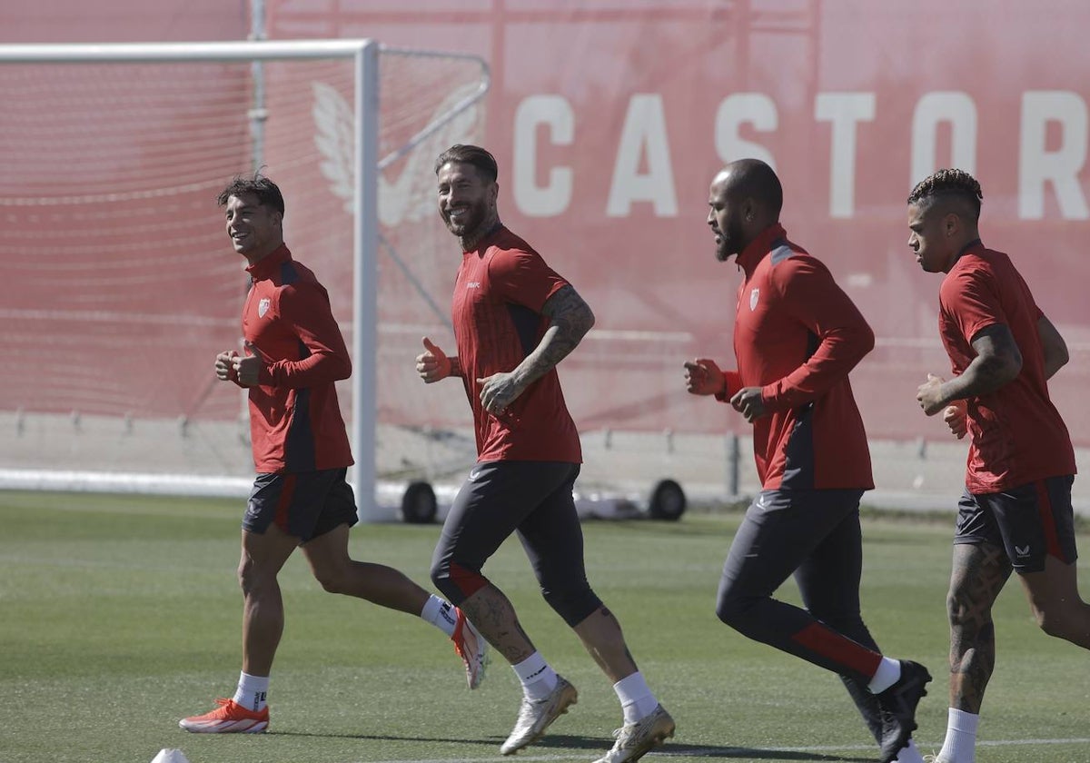 Óliver Torres, Sergio Ramos, Marca y Mariano durante el entrenamiento de este martes del Sevilla FC