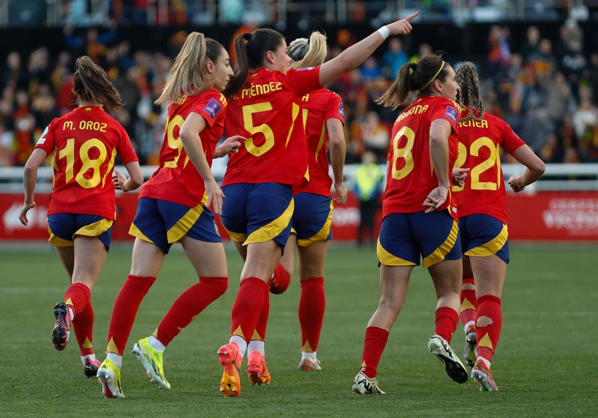 Méndez celebra el primer gol de España ante República Checa