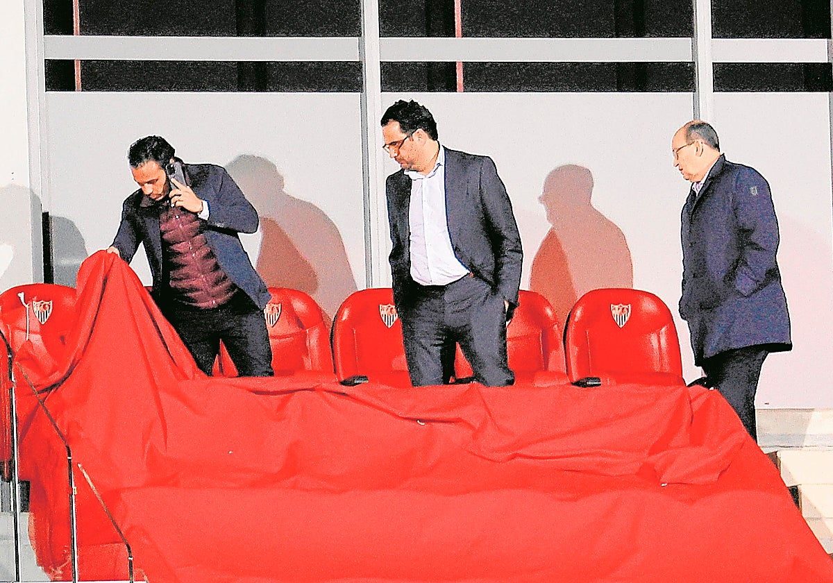 José María del Nido Carrasco, Víctor Orta y José Castro, en el palco del Estadio Jesús Navas