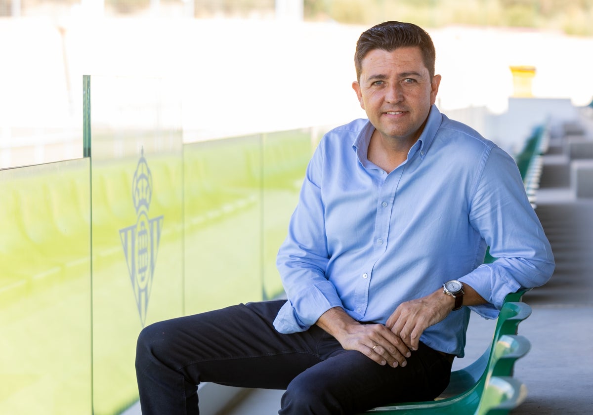Miguel Calzado posa en la nueva Ciudad Deportiva Rafael Gordillo