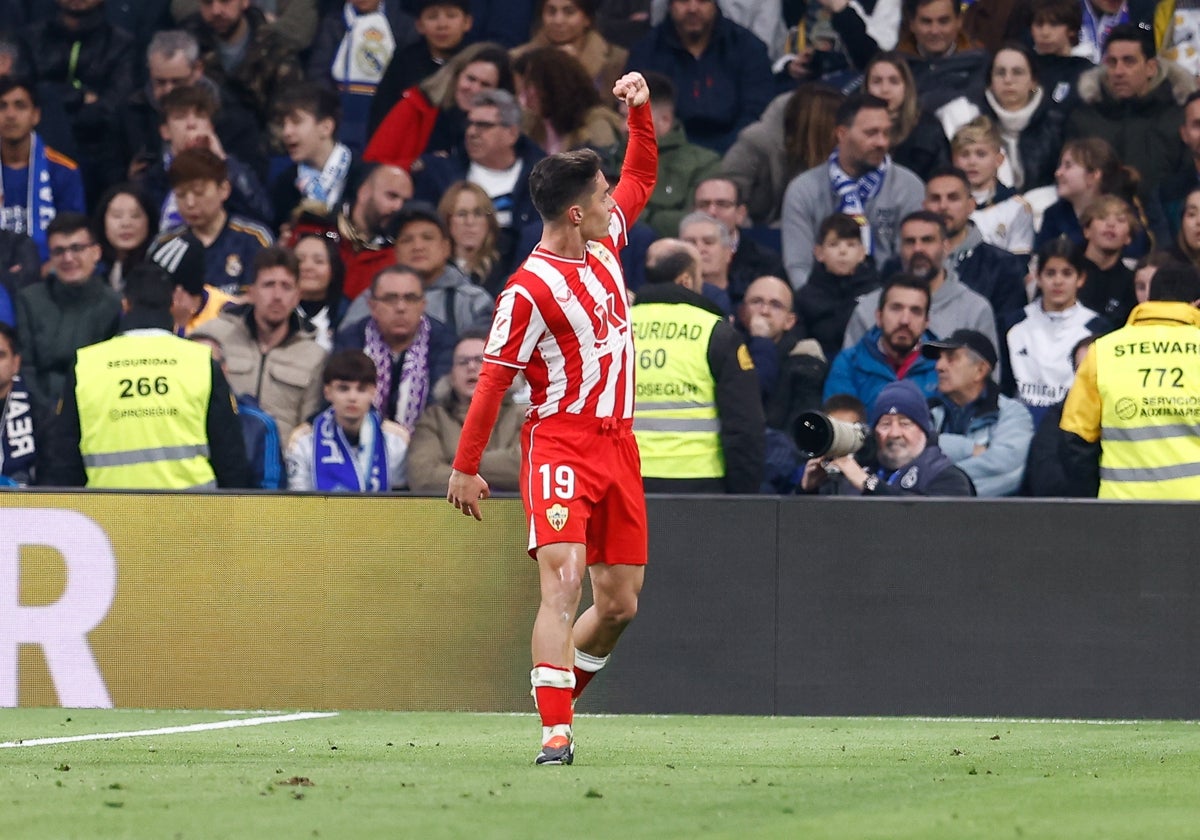 Sergio Arribas celebra un gol con el Almería