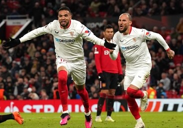 En-Nesyri y Gudelj celebran el segundo gol del Sevilla ante el Manchester United