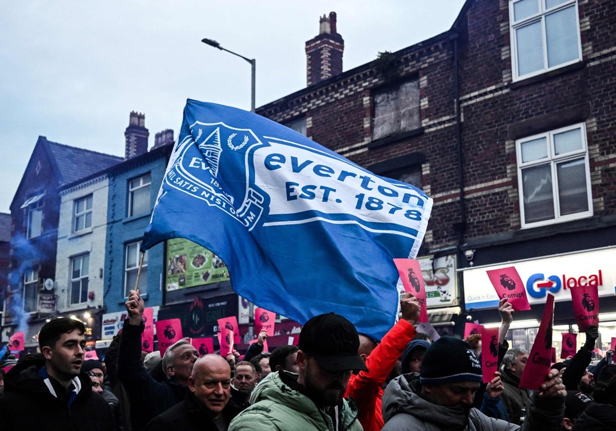 Protesta de los aficionados del Everton por las calles de Liverpool