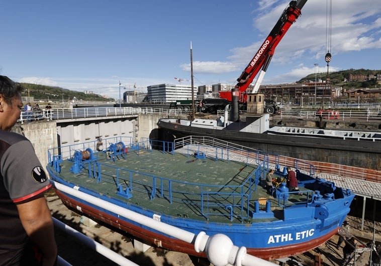 La Gabarra se prepara para salir este jueves a la ría de Bilbao