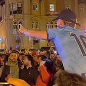 Los jugadores del Athletic se van de fiesta improvisada con los aficionados por Bilbao