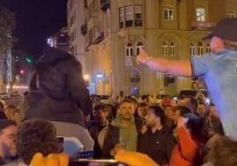La Ertzaintza abre expediente a cuatro jugadores del Athletic por su celebración con los aficionados en la calle