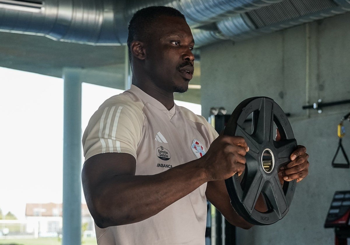Joseph Aidoo se ejercita en el gimnasio en la semana previa al Betis - Celta