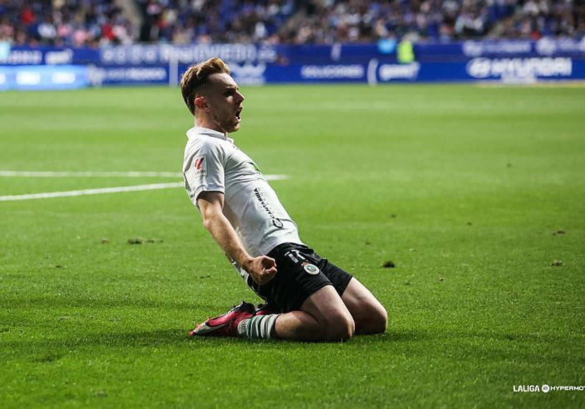 Peque celebrando un gol con la elástica del Racing de Santander