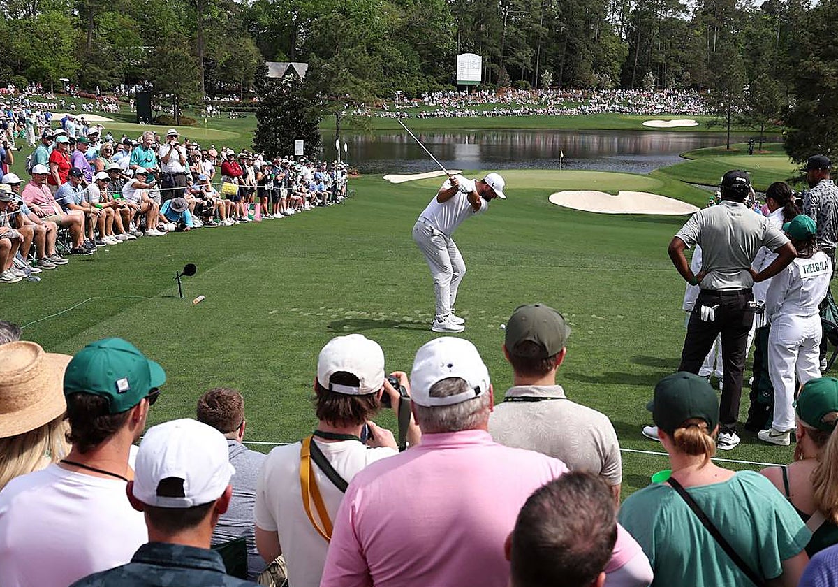 Rahm golpea la bola en el Augusta National Golf Club