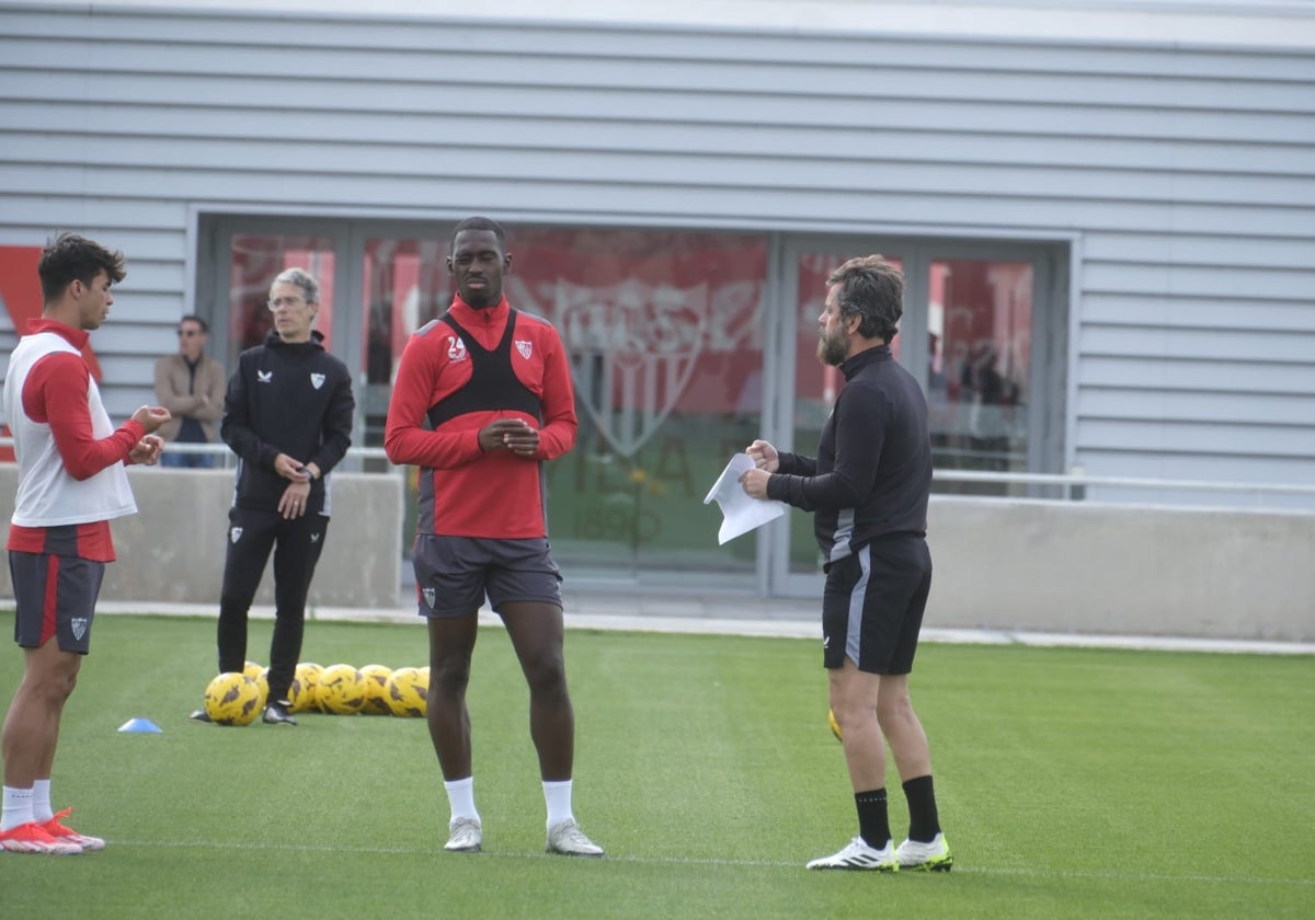 Quique Sánchez Flores realiza indicaciones en un entrenamiento reciente