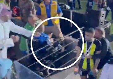 Un aficionado le da varios latigazos a un futbolista del Al Ittihad tras perder la final de la Supercopa