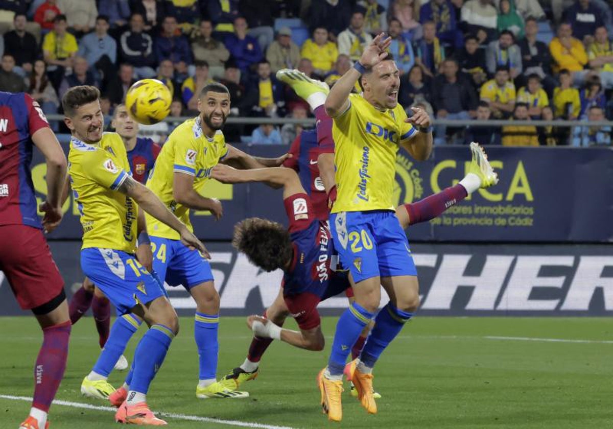 Joao Félix remata a gol en el Cádiz-Barcelona