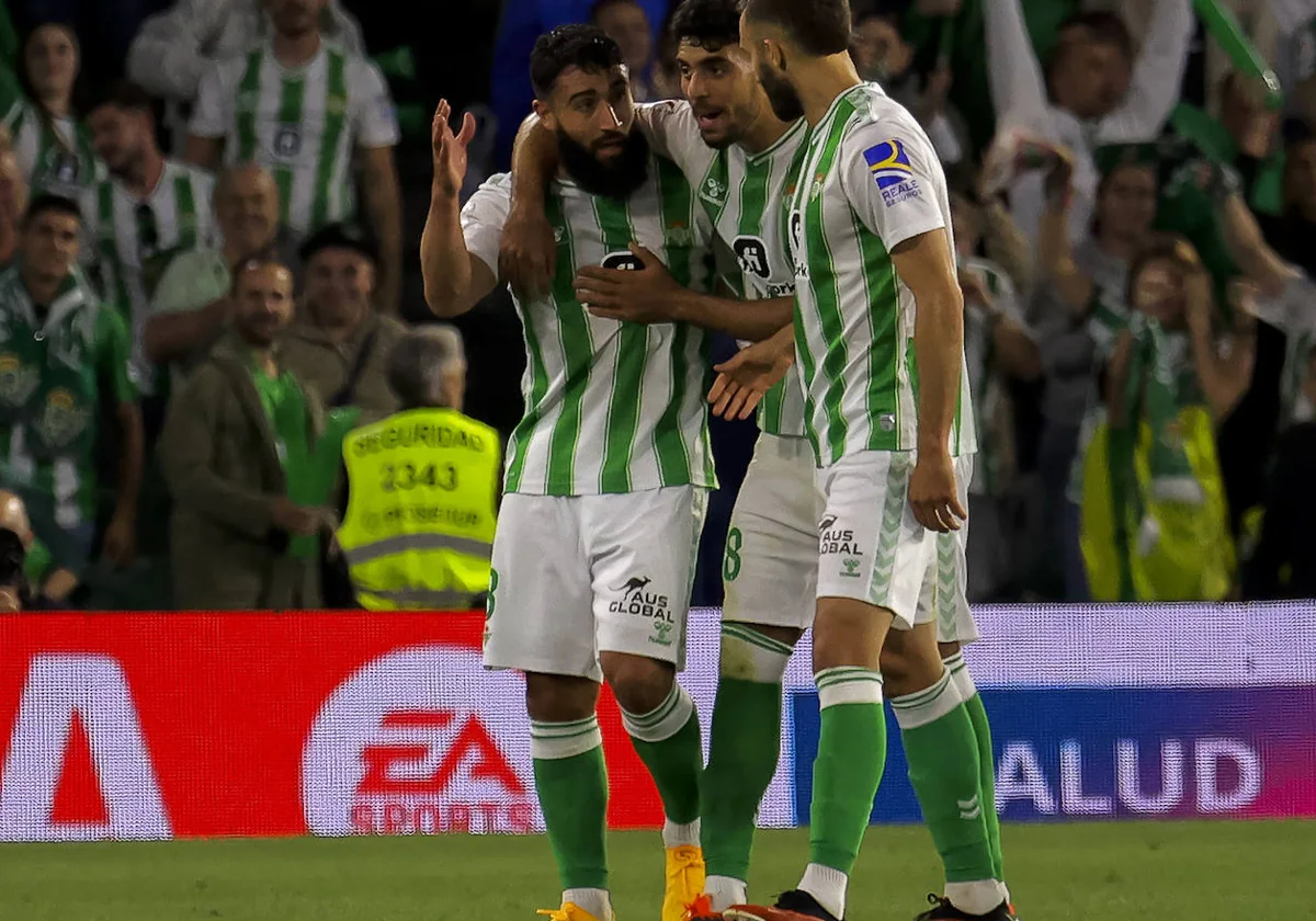 Fekir es felicitado tras marcar el segundo gol del Betis en el partido ante el Celta