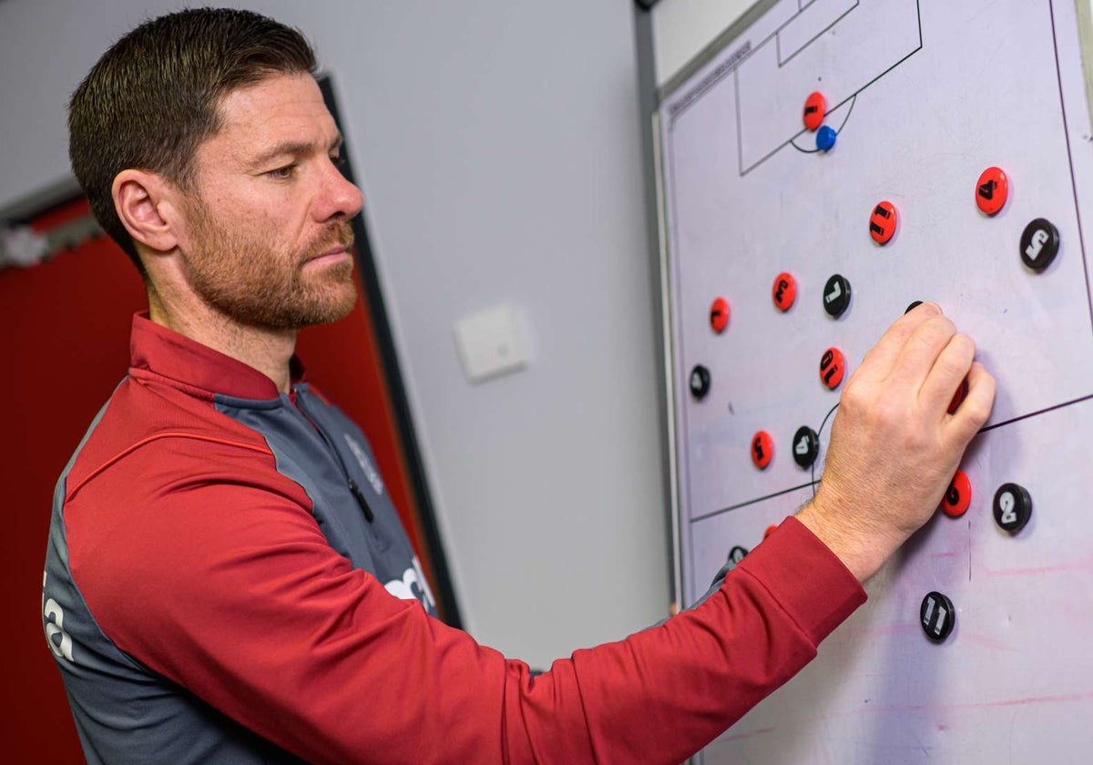Xabi Alonso, frente a una pizarra táctica